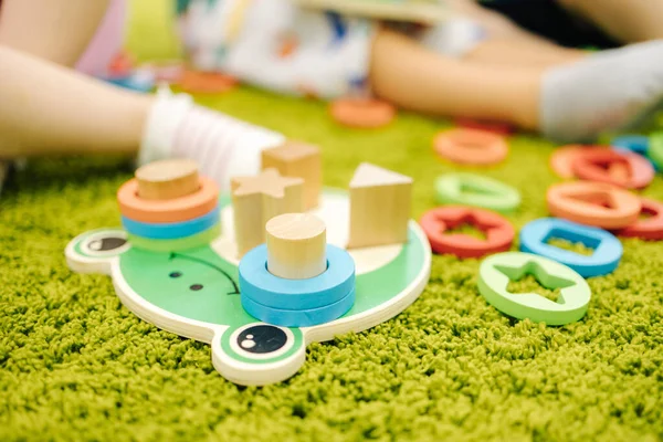 Copiii Mici Joacă Jucării Din Lemn Grădiniță — Fotografie, imagine de stoc