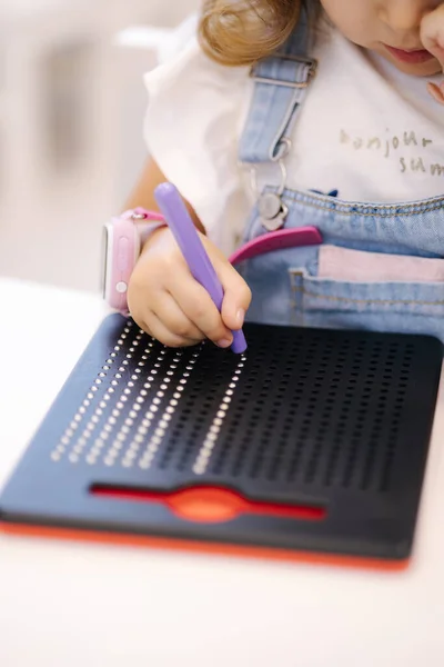 Malé Děti Školce Používají Magnetické Pero Vzdělávací Hry — Stock fotografie