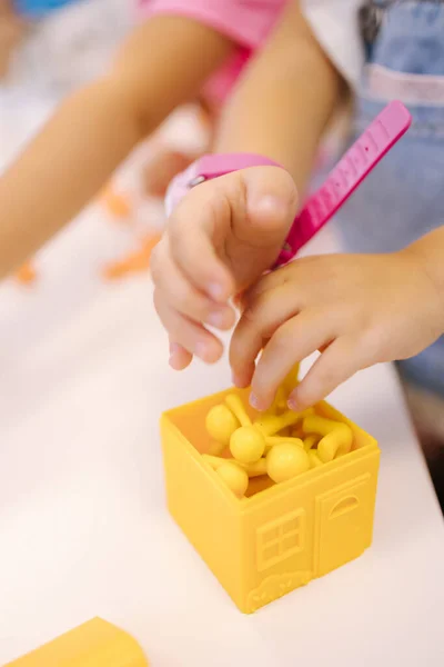 Detailní Záběr Děti Hrát Hračkou Opice Různé Barvy Hraček Vzdělání — Stock fotografie