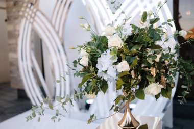 Düğünde dekor unsurları. Lüks restoran. Yeşil ile beyaz dekor.