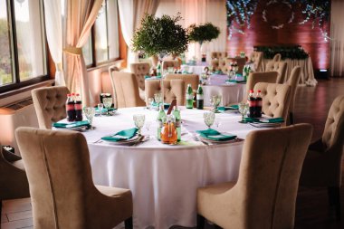 Güzel, ahşap bir restoranda servis edildi..