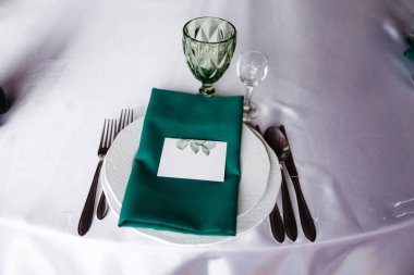 Lokantada masayı hazırla. Çatal bıçak üst görünümü.