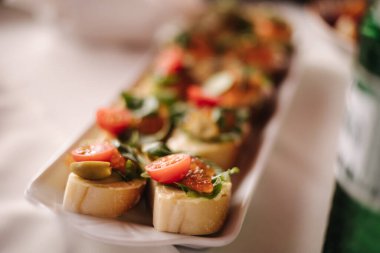 Selebration düğünü sırasında restoranda farklı yemekler..