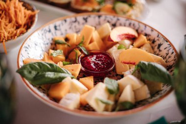 Selebration düğünü sırasında restoranda farklı yemekler..