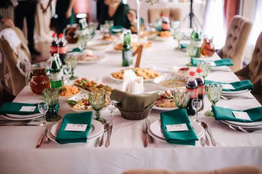 Güzel bir ahşap restoranda masa servisi yaptım. Düğün konsepti.