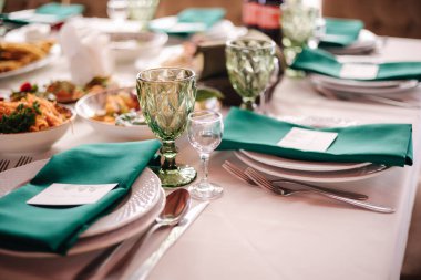 Güzel bir ahşap restoranda masa servisi yaptım. Düğün konsepti.