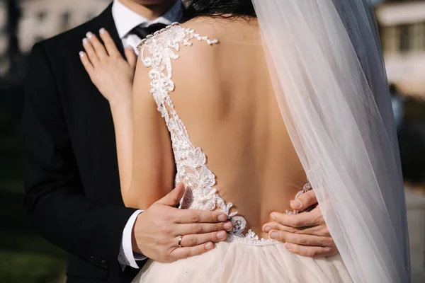Der Bräutigam Der Mitte Umarmt Seine Braut Freien Hochzeitskonzept Rückansicht — Stockfoto