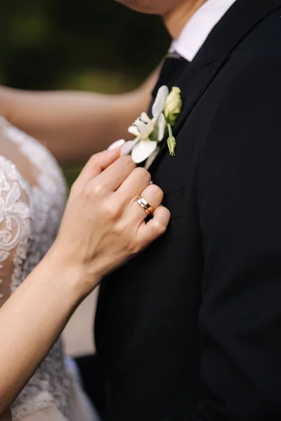 Részletek Közelsége Menyasszony Beállítja Vőlegényt Boutonniere — Stock Fotó