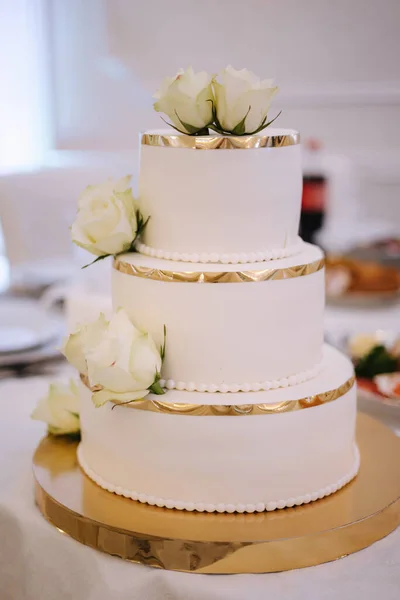 Прекрасный Свадебный Торт Ресторане Торт Украшен Белыми Цветами — стоковое фото