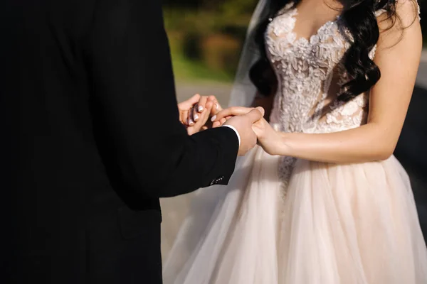 Middelste Verkiezing Van Bruidegom Bruid Nemen Elkaars Handen Buiten Wedding — Stockfoto