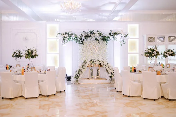 Elemen Dekorasi Pada Pernikahan Restoran Mewah Dekorasi Putih Dengan — Stok Foto