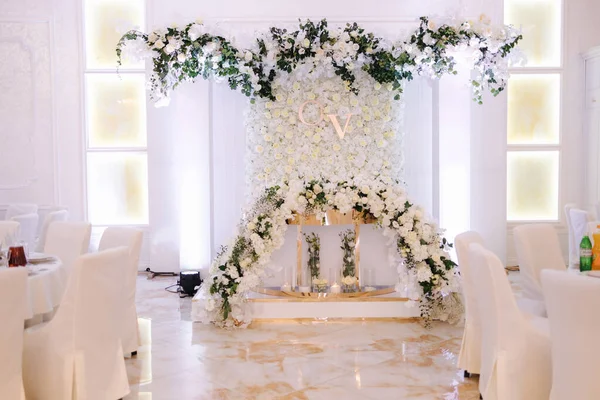 婚礼上装饰的元素 豪华餐厅 白色装饰与 — 图库照片