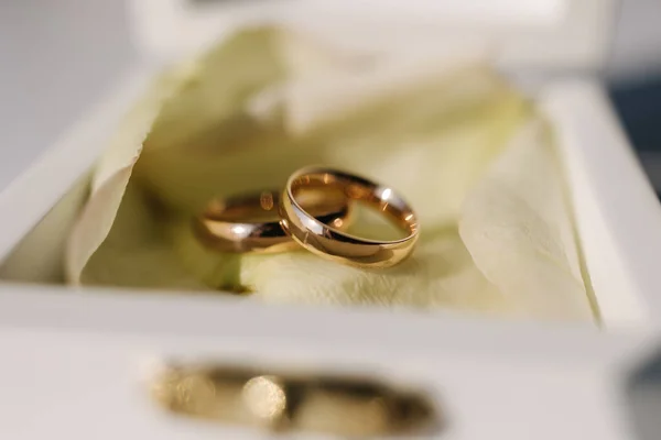 结婚戒指在誓言上的宏观照片 — 图库照片