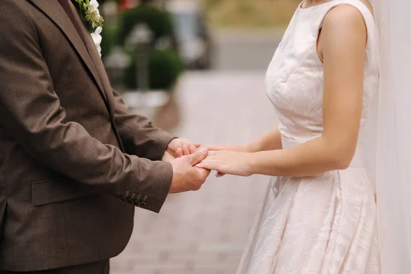 Middelste Verkiezing Van Bruidegom Bruid Nemen Elkaars Handen Buiten Wedding — Stockfoto
