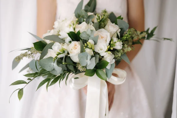 Close Bride Hold Big Weddng Bouquet — Stock Photo, Image