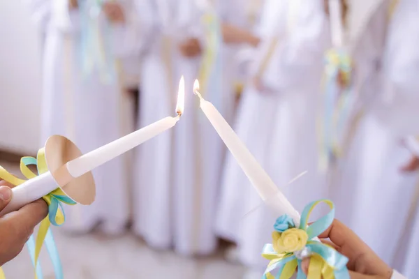 Монахини Помогают Детям Зажигать Свечи Сестры Священнослужители Церкви — стоковое фото