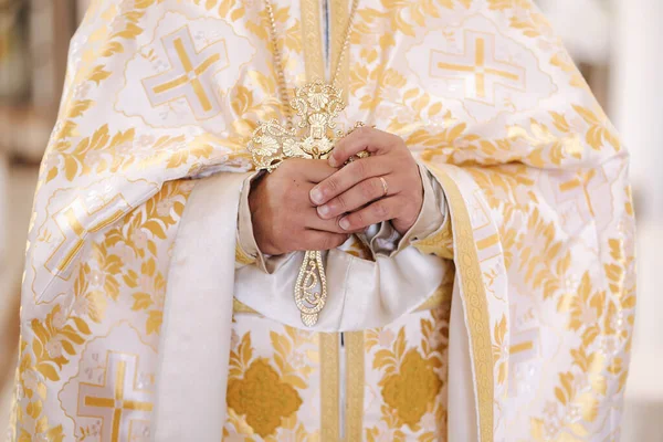 Pap Középső Válogatása Egy Keresztet Tart Kezében — Stock Fotó