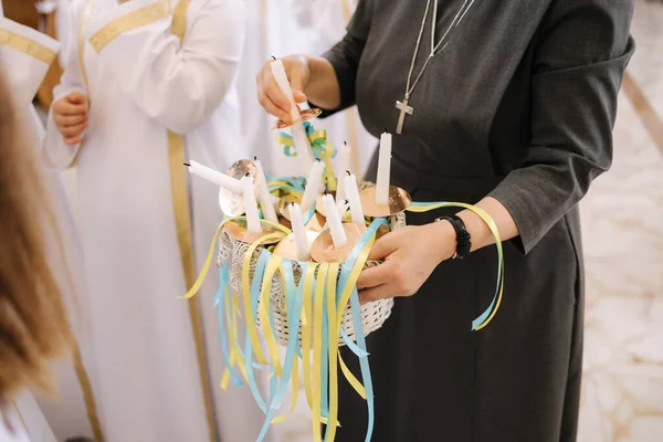 Монахини Помогают Детям Зажигать Свечи Сестры Священнослужители Церкви — стоковое фото