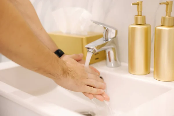 Första Person Syn Man Tvätta Sin Hand Hemma Närbild Mänskliga — Stockfoto