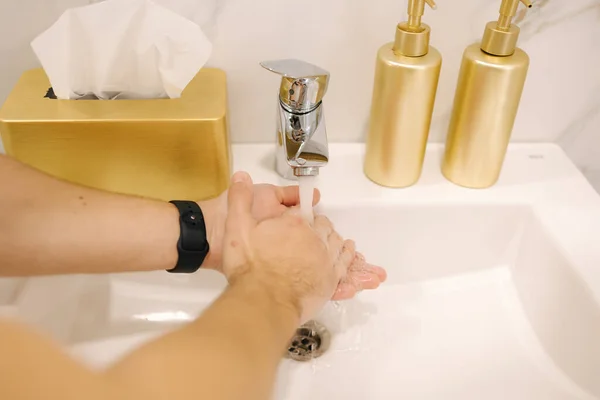 Första Person Syn Man Tvätta Sin Hand Hemma Närbild Mänskliga — Stockfoto