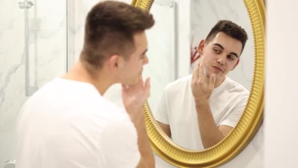 Flot Mand Vasker Ansigt Med Ansigtsrens Ansigt Vask Sæbe Håndvask – Stock-video