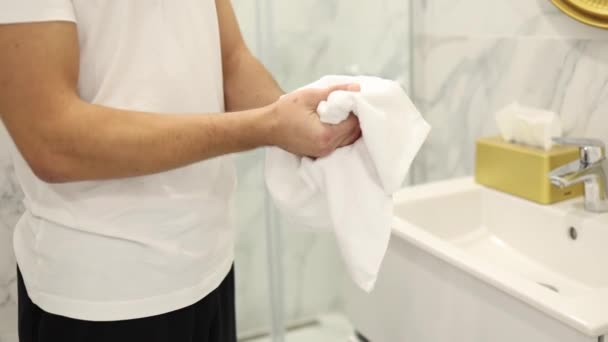 Flot Mand Tørrer Sine Hænder Efter Vask Let Bad Hold – Stock-video