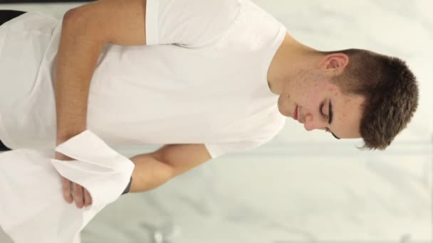 Flot Mand Tørrer Sine Hænder Med Hvidt Håndklæde Efter Vask – Stock-video