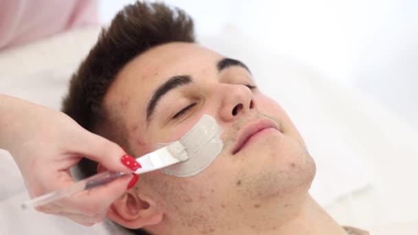 Fiatal Barna Hajú Férfi Peeling Kezelés Alatt Kozmetikai Klinikán Jóképű — Stock videók