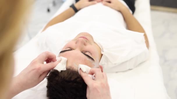 Kosmetolog Mencuci Dari Masker Tanah Liat Dengan Serbet Basah Dari — Stok Video