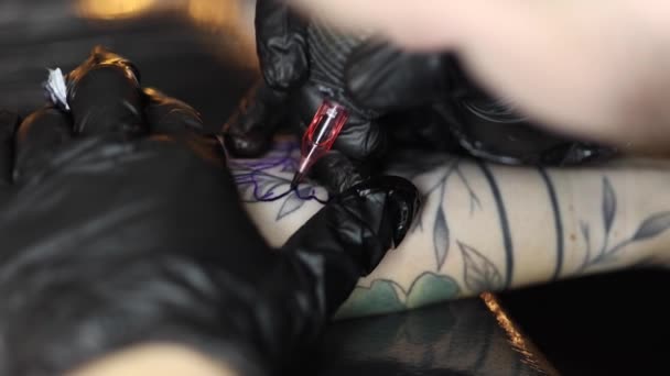 Närbild Ung Professionell Tatuerare Introducerar Svart Bläck Huden Med Hjälp — Stockvideo