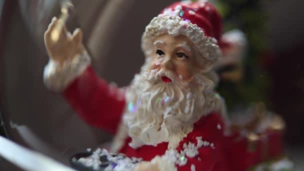 Nahaufnahme Des Weihnachtsmannes Schneekugel Makro Video Von Spielzeug Weihnachtsmann Weihnachtsstimmung — Stockvideo