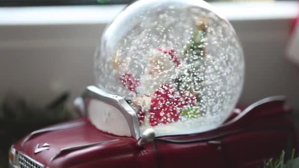Prachtige Sneeuwbol Vensterbank Kerststemming Kerstman Auto — Stockvideo