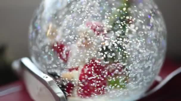 Όμορφη Χιονόμπαλα Στο Περβάζι Του Παραθύρου Χριστουγεννιάτικη Διάθεση Άγιος Βασίλης — Αρχείο Βίντεο