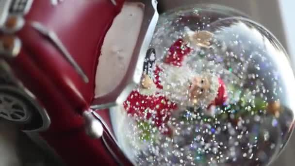 Schöne Schneekugel Auf Der Fensterbank Weihnachtsstimmung Weihnachtsmann Auto — Stockvideo