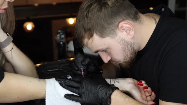 Mistrz Tatuażu Tatuuje Kobiecą Dłoń Bezprzewodowa Maszyna Tatuażu Bezpieczeństwo Higiena — Wideo stockowe