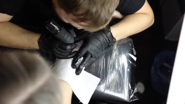 Mistrz Tatuażu Tatuuje Kobiecą Dłoń Bezprzewodowa Maszyna Tatuażu Bezpieczeństwo Higiena — Wideo stockowe