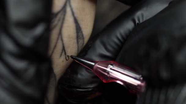 Fotografia Macro Unui Tânăr Maestru Profesionist Tatuaje Introduce Cerneală Neagră — Videoclip de stoc