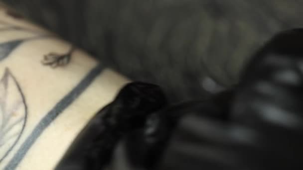 Макрофотография Молодого Мастера Татуировки Вводит Черные Чернила Кожу Помощью Иглы — стоковое видео