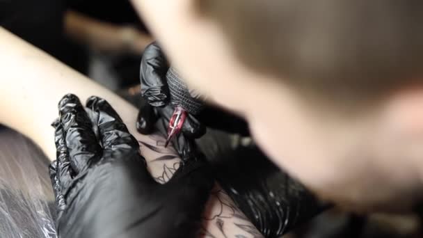 Närbild Ung Professionell Tatuerare Introducerar Svart Bläck Huden Med Hjälp — Stockvideo