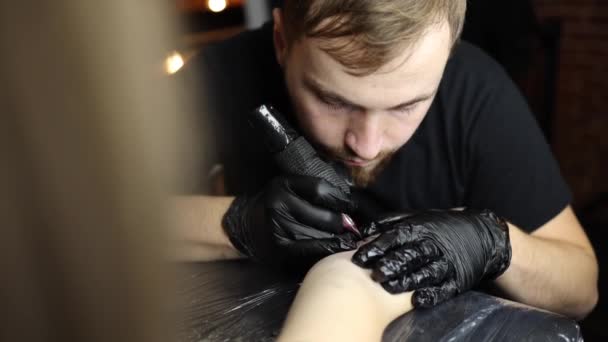 Unga Leende Tatuerare Tatuerar Kvinnlig Hand Trådlös Tatueringsmaskin Säkerhet Och — Stockvideo