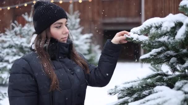Όμορφη Γυναίκα Στο Πράσινο Οικολογική Αγορά Επιλέξετε Ένα Χριστουγεννιάτικο Δέντρο — Αρχείο Βίντεο