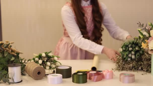Flowers Delivery Shop Florist Creating Order Making Spring Bouquet Female — ストック動画