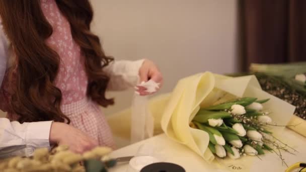 Νεαρή Γυναίκα Κόβει Άκρα Των Λουλουδιών — Αρχείο Βίντεο