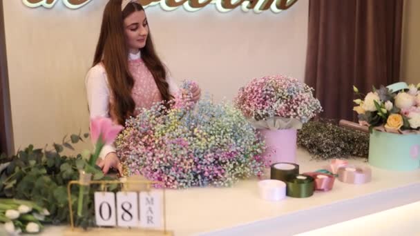 Close Wanita Membuat Buket Musim Semi Wanita Penjual Bunga Memegang — Stok Video