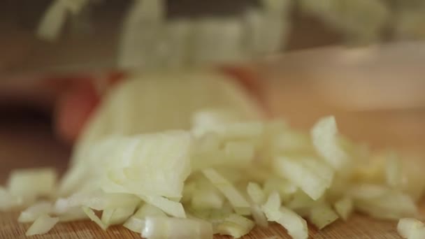 Фотографія Жінки Ріже Цибулю Дерев Яній Дошці Концепція Домашньої Їжі — стокове відео
