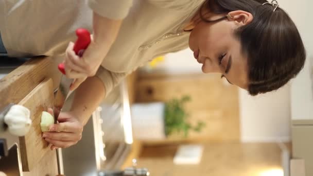 Foto Una Mujer Cortando Una Cebolla Una Tabla Madera Concepto — Vídeos de Stock