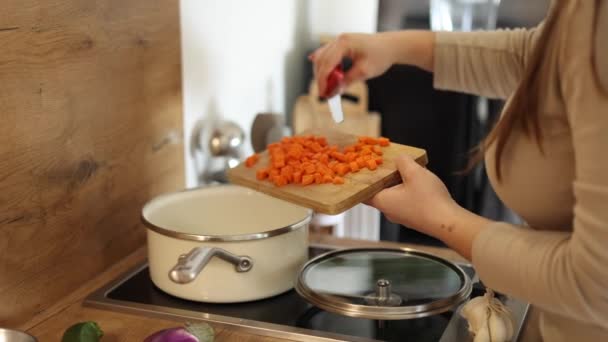 Mujer Usa Cuchillo Para Verter Cebollas Picadas Una Tabla Madera — Vídeo de stock