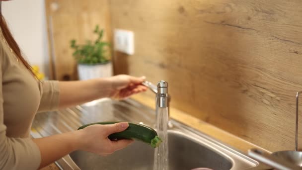 Zbliżenie Kobiety Otwiera Kran Wodą Myje Cukinię Domowe Jedzenie Wysokiej — Wideo stockowe
