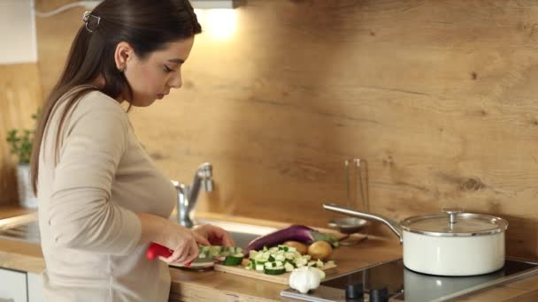 Glücklich Lächelnde Frau Schneidet Zucchini Für Mexikanisches Essen Frisches Gemüse — Stockvideo
