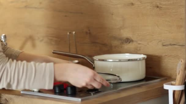 Kobieta Używa Noża Wylewania Posiekanej Cebuli Drewnianej Deski Rondla Wysokiej — Wideo stockowe